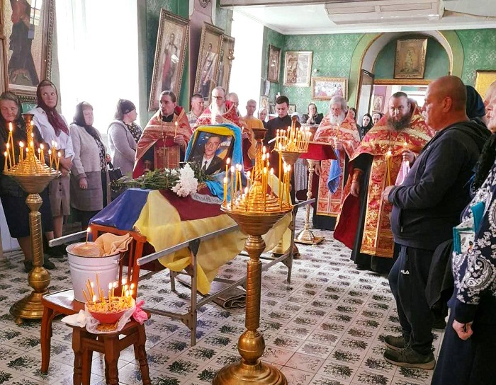 В Волынской и Черновицкой епархиях УПЦ отпели воинов ВСУ фото 2