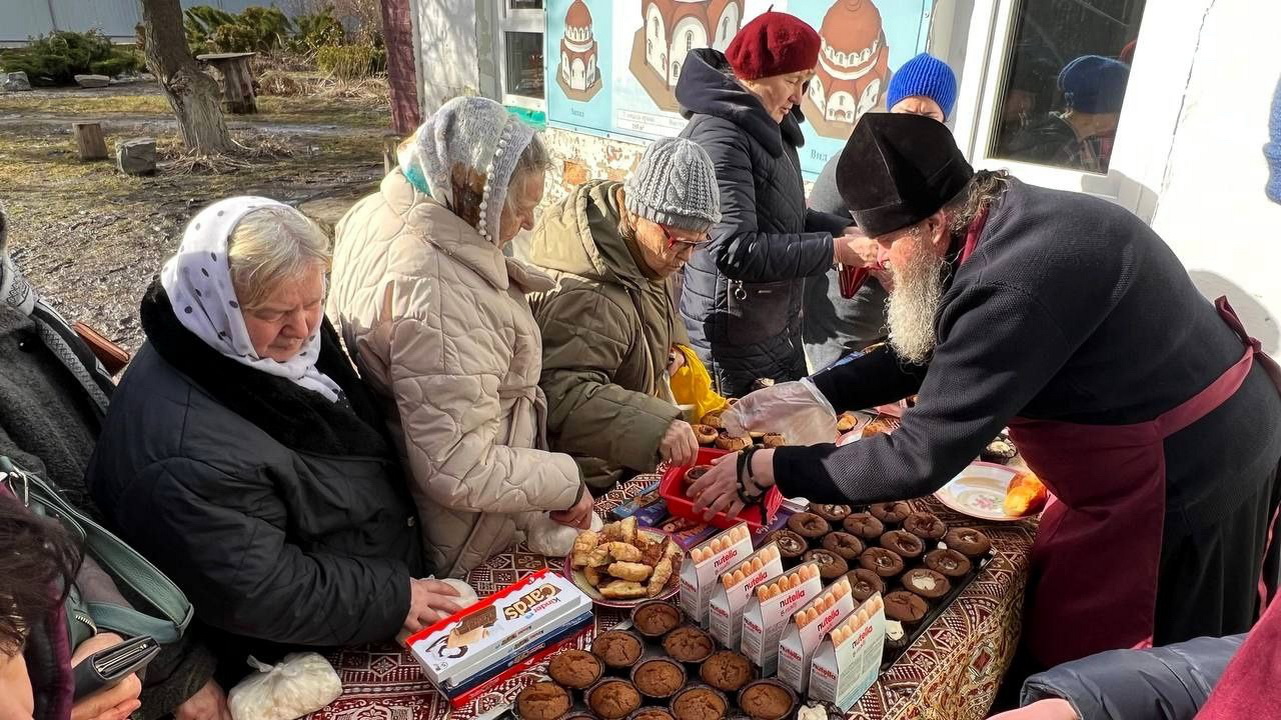 УПЦ провела у різних регіонах благодійні ярмарки на підтримку ЗСУ фото 5