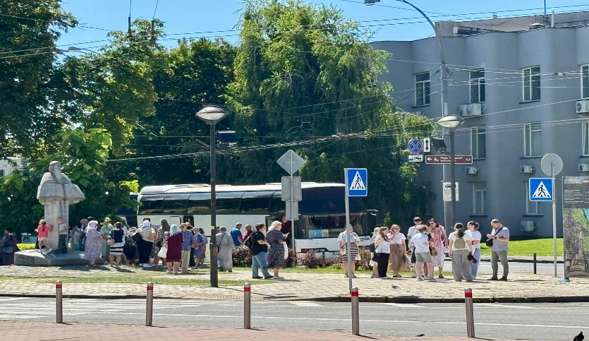 Автобусы, которыми ПЦУ привезла людей в Лавру из регионов.