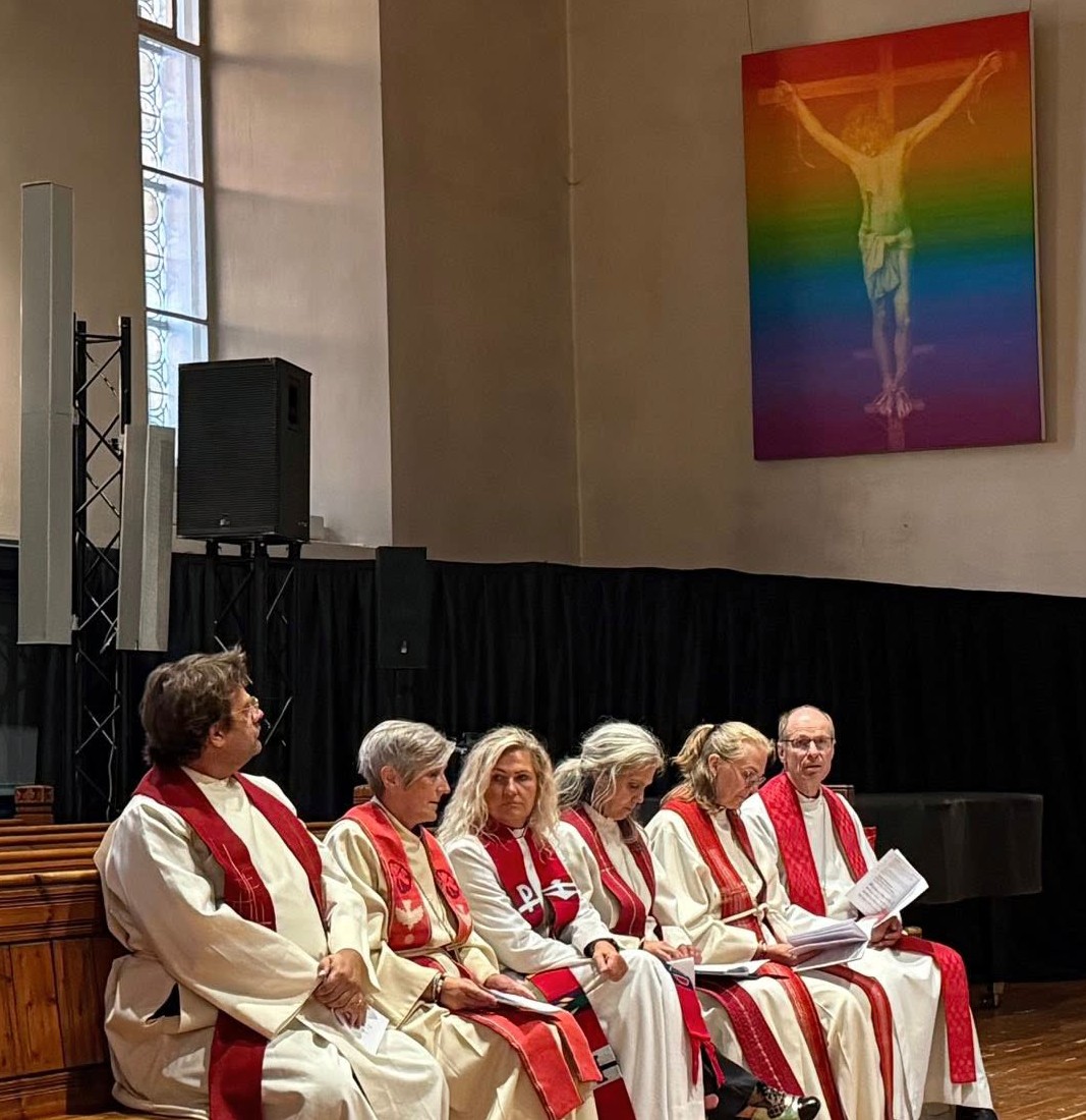 ЛГБТ-розп'яття в лютеранському соборі Ісландії.