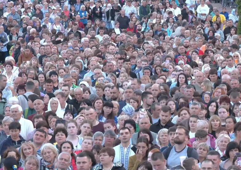 Тысячи людей на паломничестве УГКЦ в Зарванице.