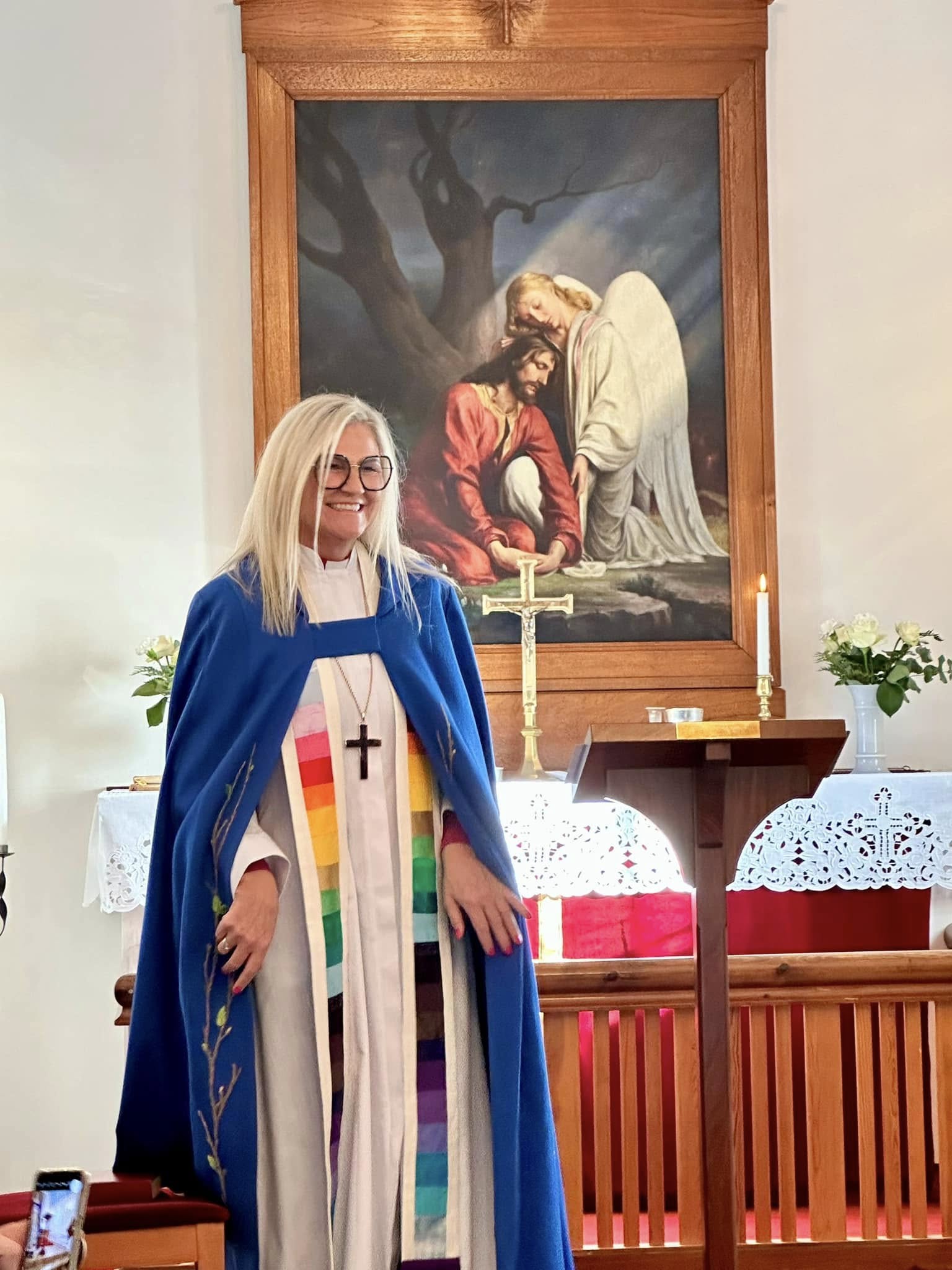 Гудрун Хельгудоттір у столі ЛГБТ-кольорів