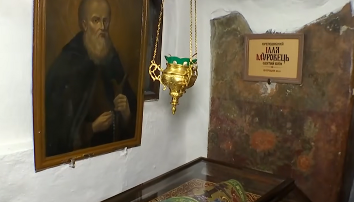 Новая табличка у мощей Илии Муромца.