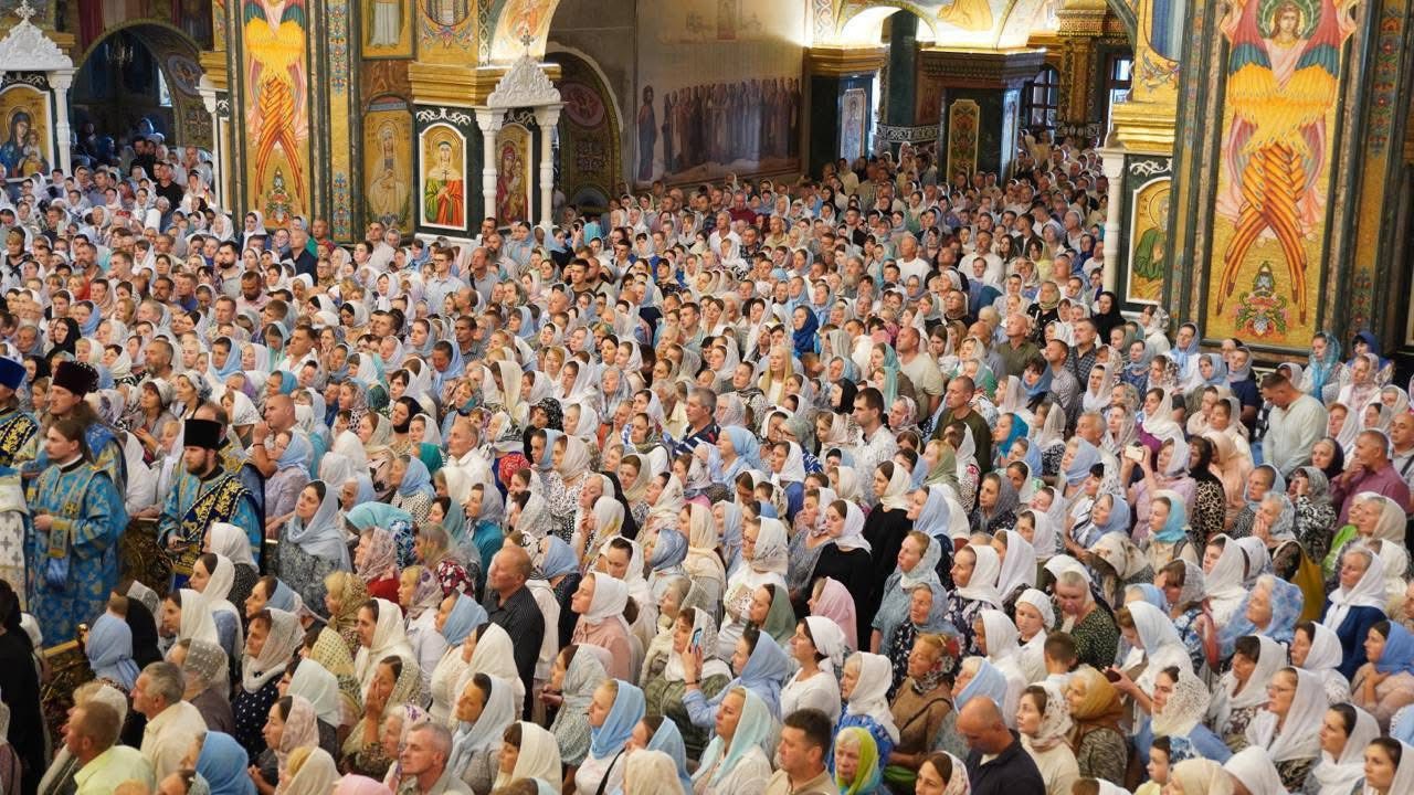 Литургия в Почаевской лавре в день празднования Почаевской иконы Богородицы.