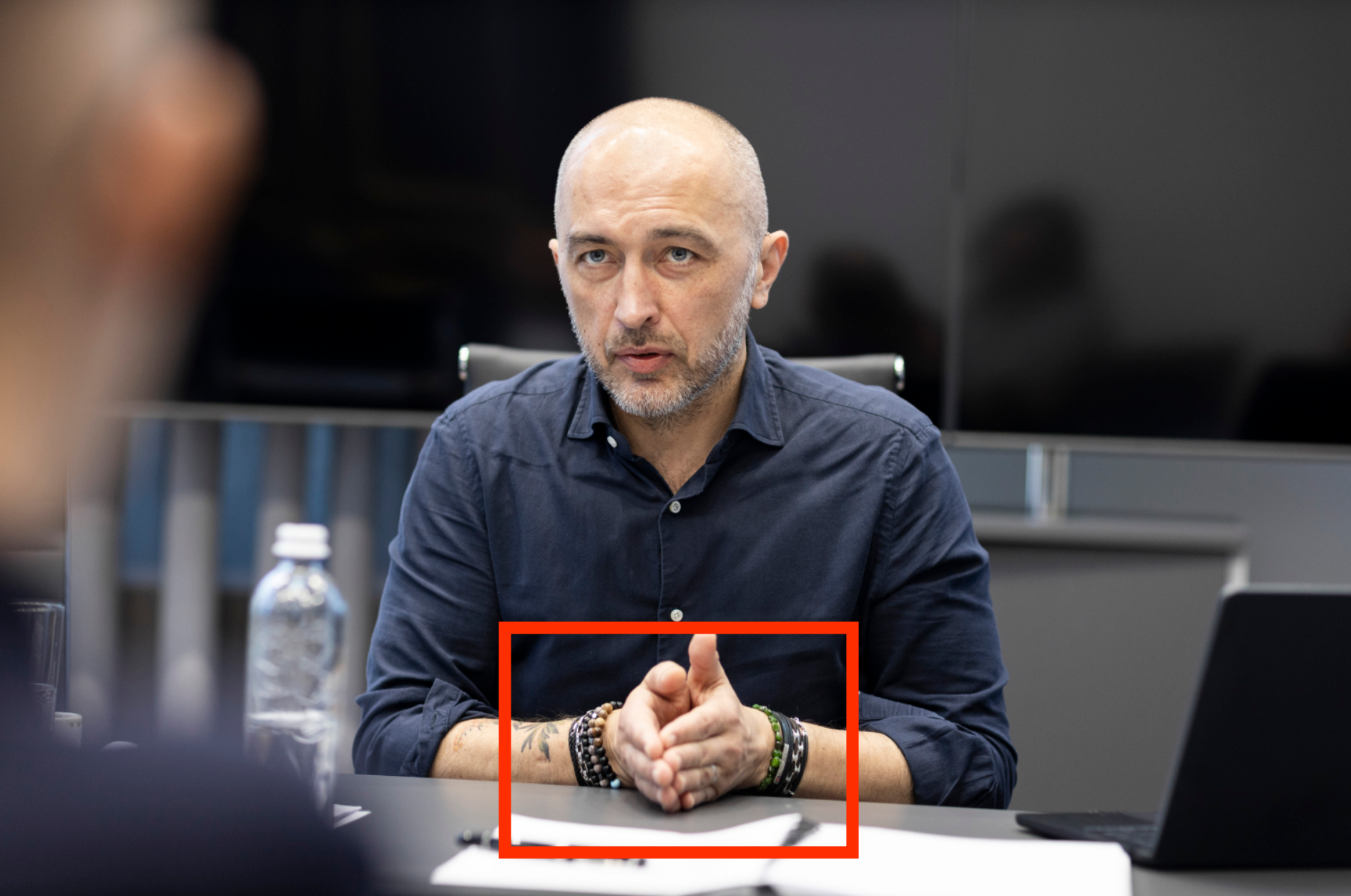 &Omicron; &epsilon;&pi;&iota;&kappa;&epsilon;&phi;&alpha;&lambda;ή&sigmaf; &tau;&eta;&sigmaf; &Epsilon;&theta;&nu;&iota;&kappa;ή&sigmaf; &Tau;&rho;ά&pi;&epsilon;&zeta;&alpha;&sigmaf; &Alpha;&nu;&tau;&rho;έ&iota; &Pi;ί&sigma;&nu;&iota;