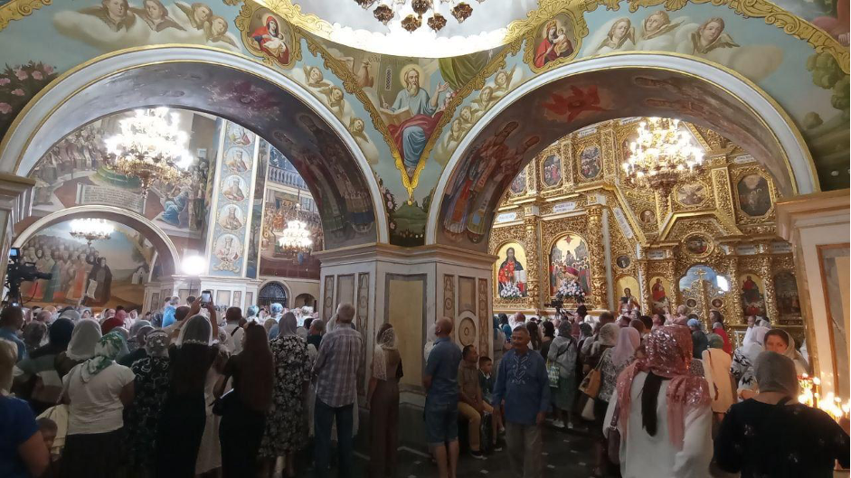 Успенский собор Лавры во время успенской службы.