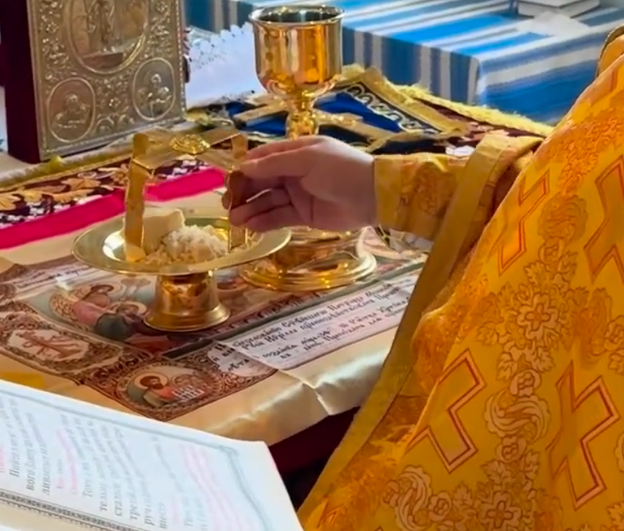OCU cleric accidentally shows he serves on antimins from Patriarch Kirill фото 1