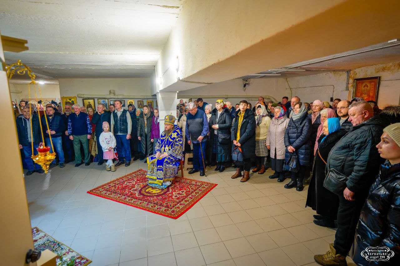 Стрітенська громада м. Черкаси молиться в підвалі багатоповерхівки з митрополитом Феодосієм. Фото: Телеграм канал 