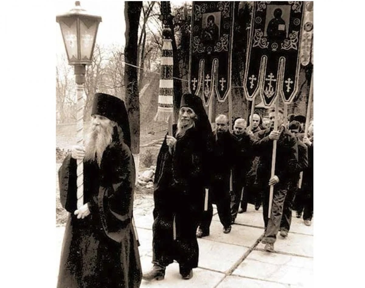 Крестный ход в Киево-Печерской лавре, 1988 г., вернувшийся в монастырь монах Руф на снимке первый. Фото: автор