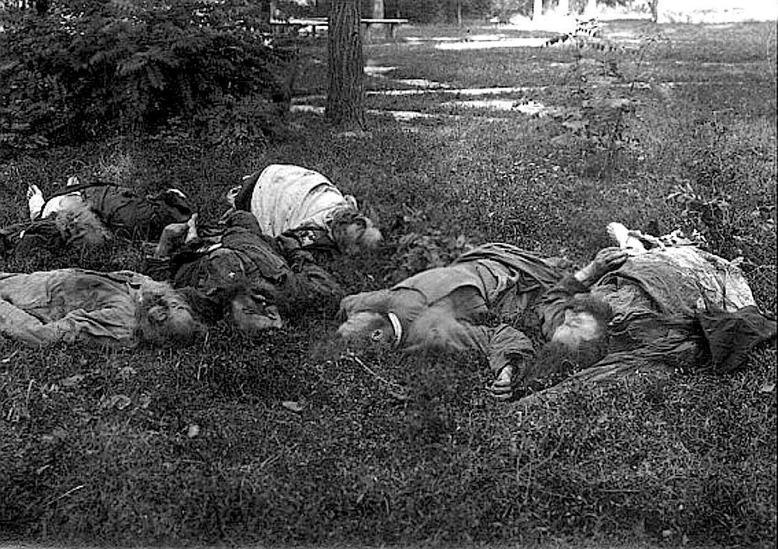 Тела расстрелянных насельников Мгарского монастыря. Архивное фото