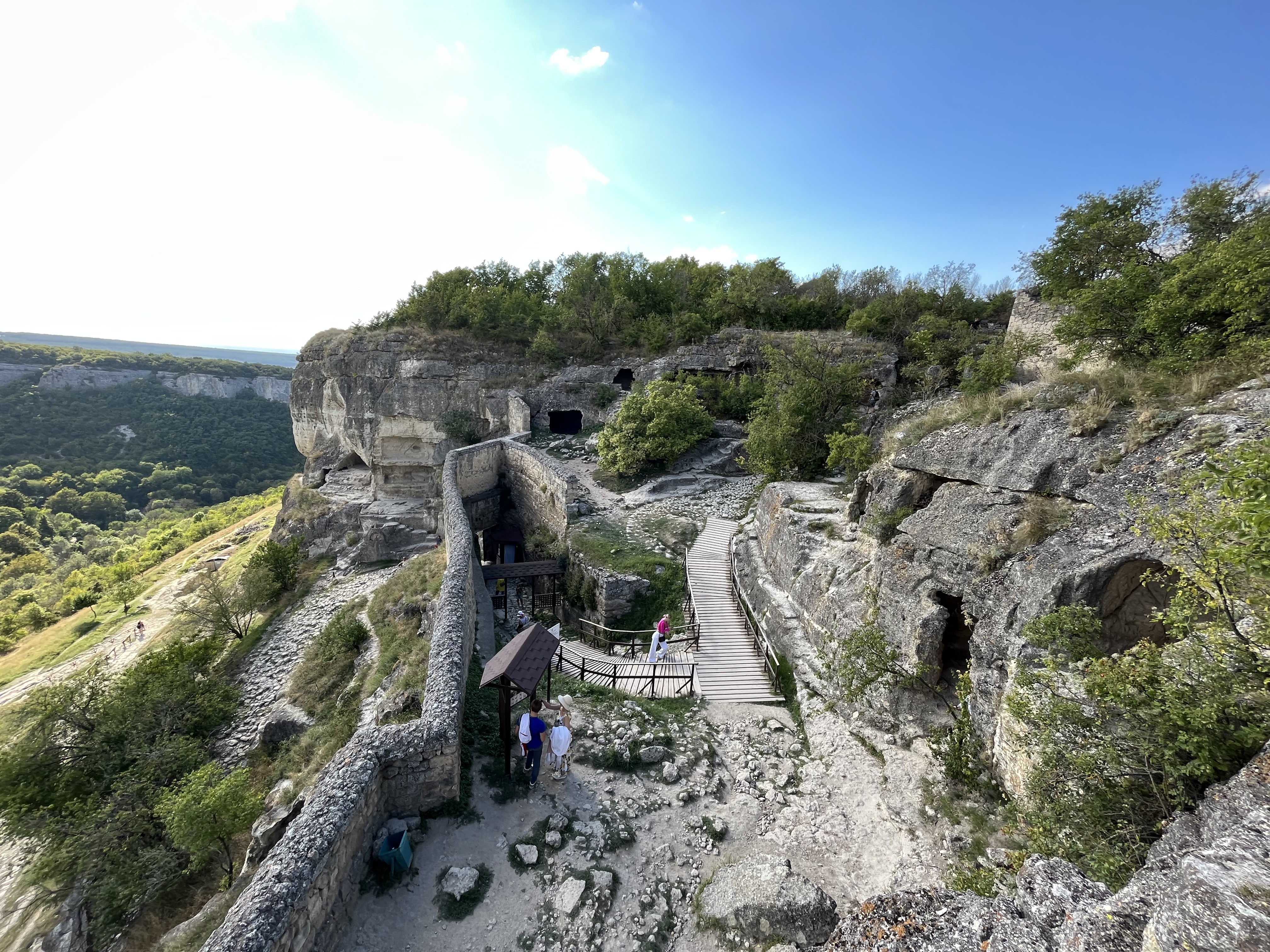 Панорама печерного міста Чуфут-Кале (Крим)