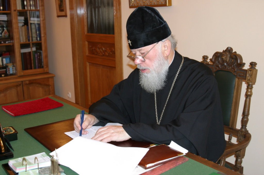 Митрополит Владимир в рабочем кабинете